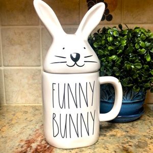 🆕 💗 FUNNY BUNNY mug and topper by Rae Dunn